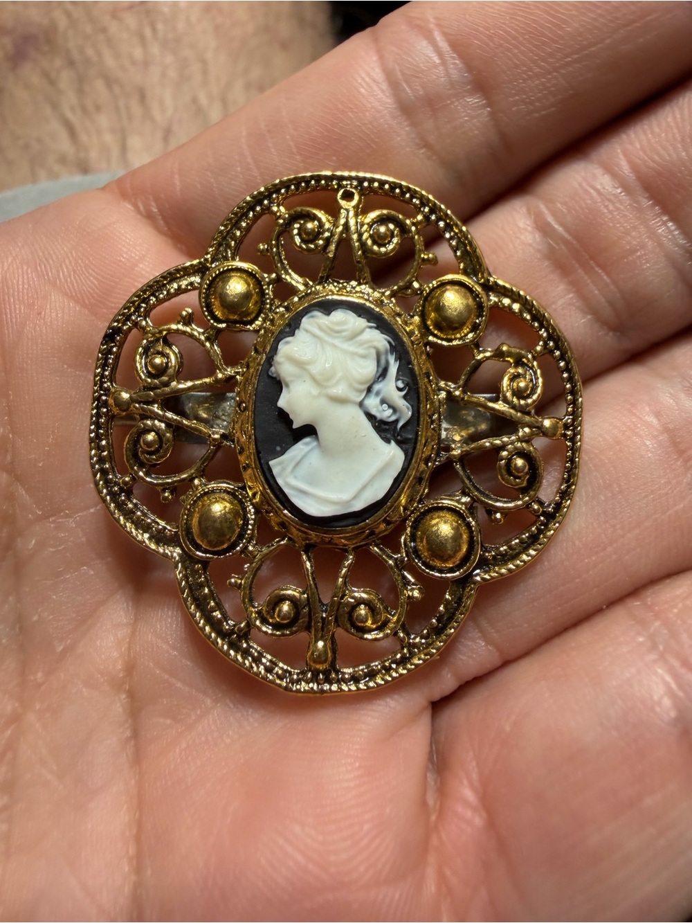 Vintage Gold Tone Portrait Cameo Brooch